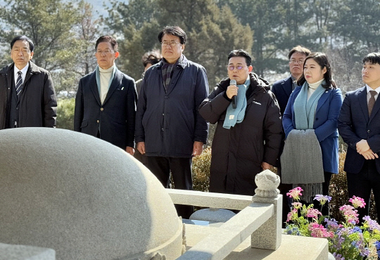 전병헌(오른쪽 네머째) 새미래민주당 대표 등 지도부가 지난 2월26일 오전 충청남도 부여군 외산면 소재 김종필 전 국무총리(전 자유민주연합 총재·JP)의 묘역을 참배한 자리에서 추모 발언을 하며 김대중 전 대통령(DJ)과의 'DJP 연합' 등을 되새기고 있다.<새미래민주당 제공 사진 갈무리>